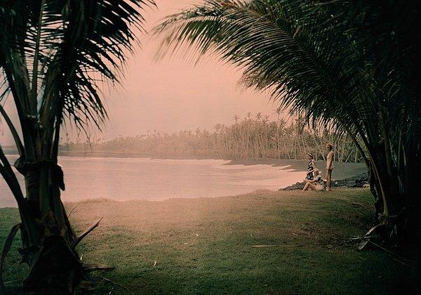 37. Kaimū Plajı'na bakan kadınlar. Buradaki kuma siyah rengini veren şey volkanik lav. Hawaii. Kasım, 1937.