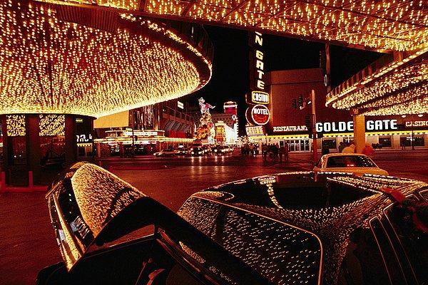 40. Las Vegas'da bir otelin neon ışıkları. Aralık, 1992.