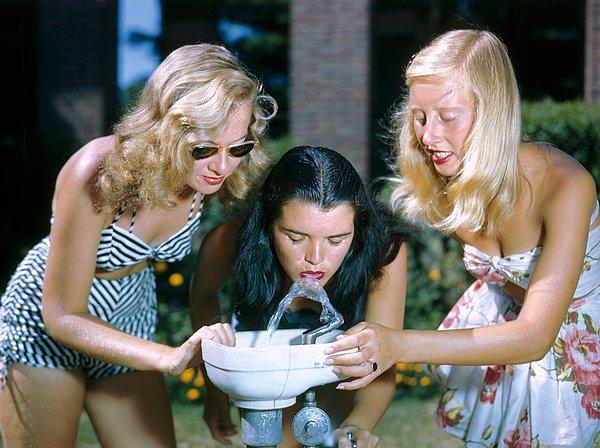 41. Çeşmeden su içen kızlar. New York. Temmuz, 1948.