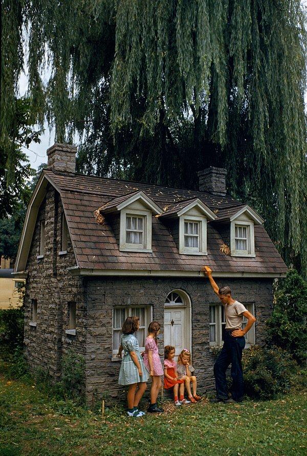 42. Shepherd Üniversitesi, içindeki her şey minyatür olan bu evi çocukları yaz kurslarına çekmek için inşa etmiş. Shepherdstown, Batı Virginia. Ağustos, 1948.