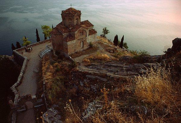 48. Kaneo'da bir uçurumun kenarında bulunan ve Ohrid Gölü'ne bakan St John Kilisesi. Makedonya, Yugoslavya. Nisan, 1982.