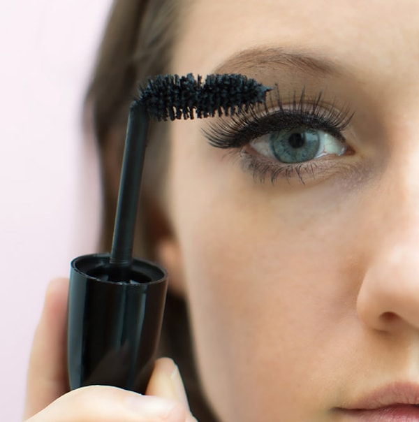 1. Когда вы красите ресницы, постоянно задеваете кожу вокруг глаз?