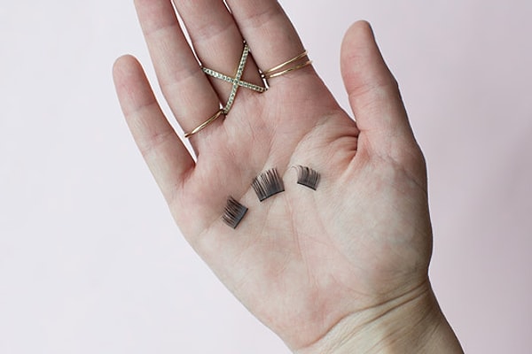 16. Для начинающих подойдет способ, когда наклеивают ресница по частям.