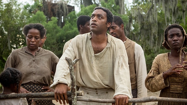 1. "12 Yıllık Esaret (2013)" filmindeki rolüyle "Chiwetel Ejiofor"