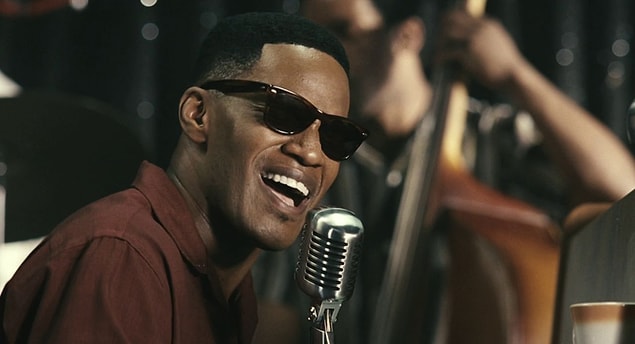 17. "Ray (2004)" filmindeki rolüyle "Jamie Foxx"
