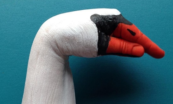 Ellerini Boyayarak Onları Çeşitli Hayvanlara Dönüştüren Sanatçının 16 Çalışması