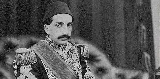 Osmanlı'da padişahın doğum günü kutlaması milli birlik ve beraberliğin göstergesi olduğu için kamuoyu tepkisinden çekinen muhalifler bile bu geleneğin bir parçası olmuşlar.
