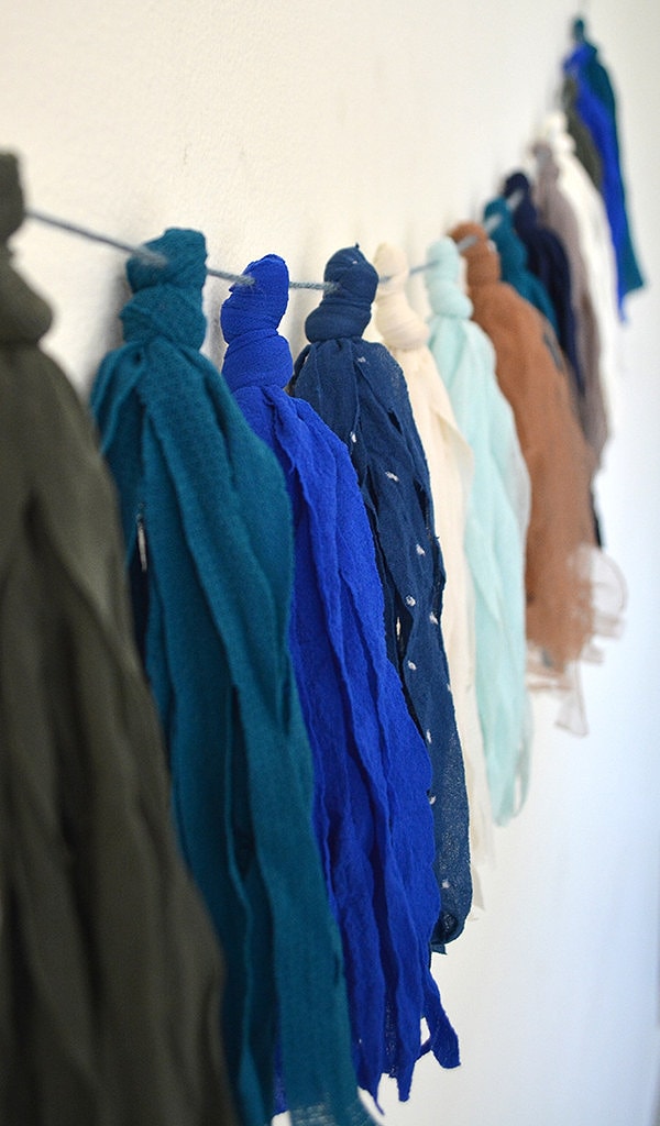 10. Из старых колготок и лосин сделайте разноцветное украшение на дверь или стену.