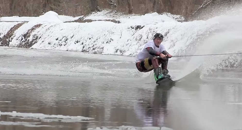 Yarı Donmuş Nehirde Snowboard Yapan Çılgın Adam