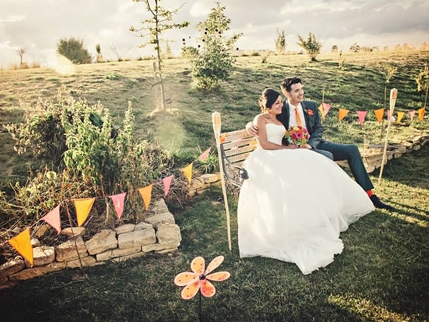 Kırda sade ama kalabalık bir düğün