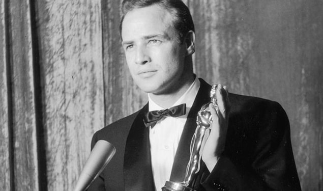 3. Marlon Brando ödülü almayı reddediyor | 1973
