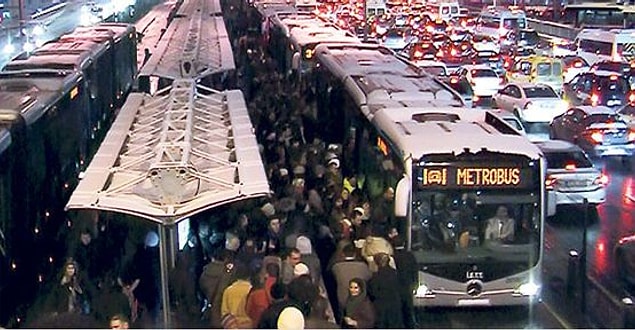 9 Şubat, İstanbul'da serin bir gün. Metrobüsle kimisi işine, kimisi evine, kimisi arkadaşıyla buluşmaya gidiyor.
