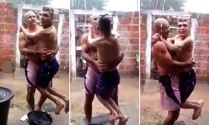 Yağmuru Hissetmesi İçin Engelli Oğlunu Kucağında Taşıyan Baba Gibi Baba