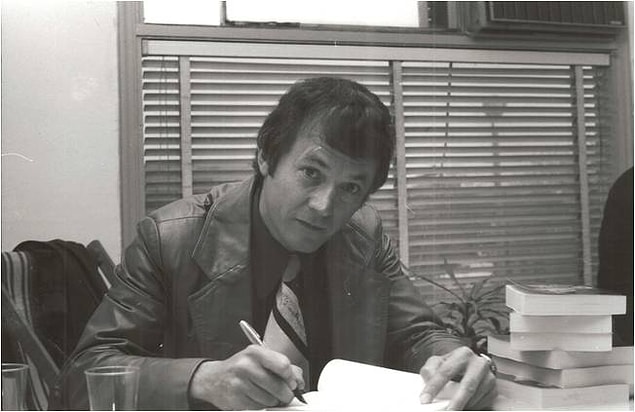 4. John Alan Lee- Sen aşkı çiçek, böcek, güneş, bulut sanmışsın.