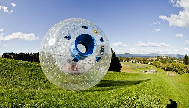 5. Yeni Zelanda'da zorbing (küreyle yuvarlanma) sporunu deneyin.