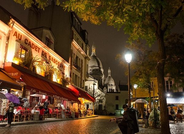 12. Montmartre, Paris'teki bir kafede dinlenin.