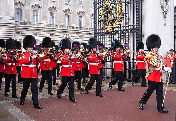 15. Londra'da muhafızların nöbet değişim törenini izleyin.