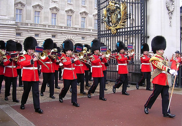 15. Londra'da muhafızların nöbet değişim törenini izleyin.