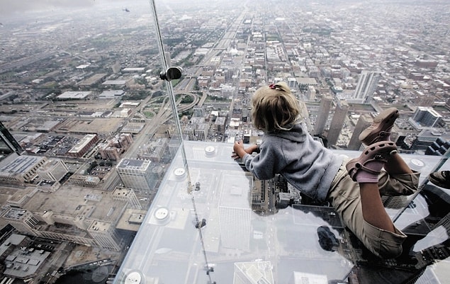 19. Chicago'daki Willis Kulesi'nin cam balkonundan manzarayı izleyin.