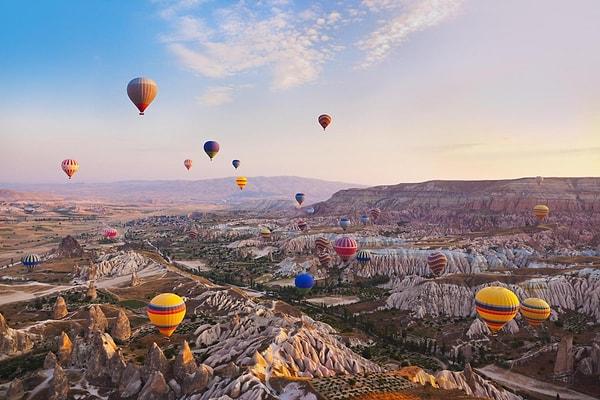 22. Nevşehir'de bir sıcak hava balonuna binin.