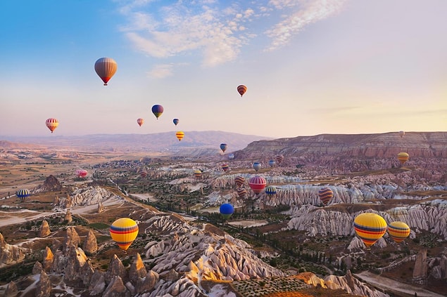 22. Nevşehir'de bir sıcak hava balonuna binin.