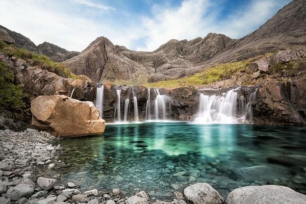 27. İskoçya'daki Skye Adası'nın Peri Havuzları'nı (Fairy Pools) keşfedin.