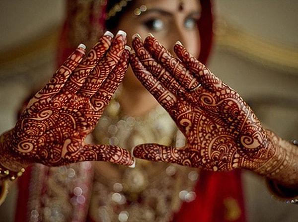 29. Hindistan'da henna dövmesi yaptırın.