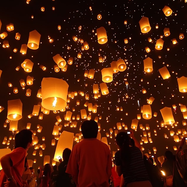 30. Tayland'da fenerlerin havaya bırakıldığı festivale katılın.