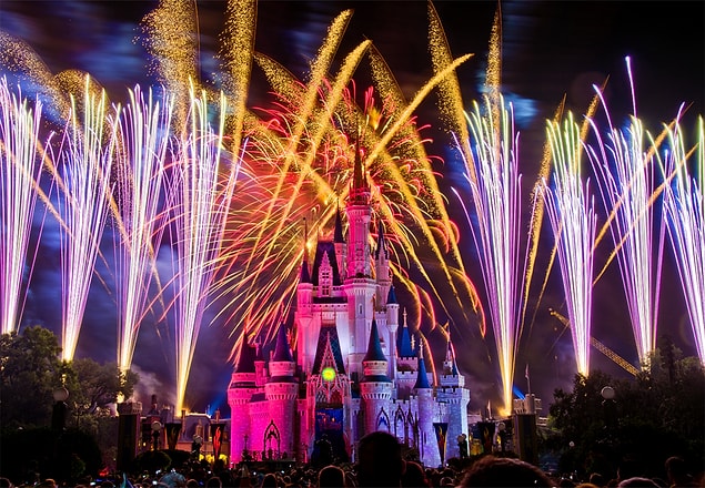 31. Disneyland'deki Cinderella Şatosu'nda yapılan havai fişek gösterilerini izleyin.