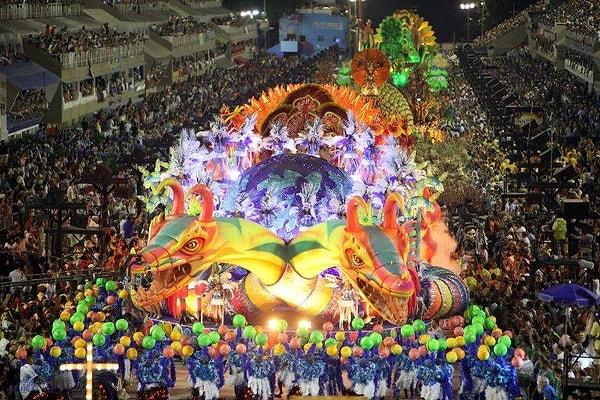 34. Brezilya'daki karnavala katılın.