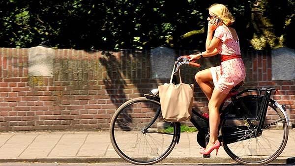 38. Amsterdam'da bisiklete binin.