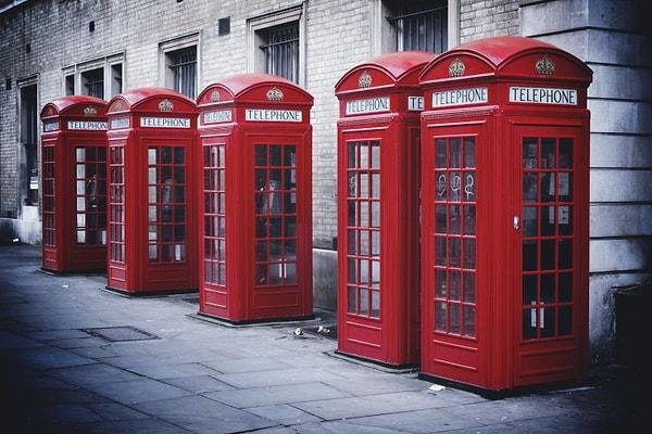 60. Londra'daki telefon kulübelerini kullanın.