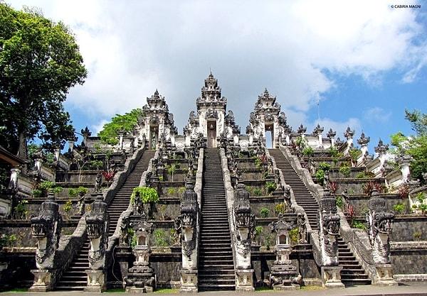 62. Endonezya'daki Lempuyang Tapınağı'nı ziyaret edin.