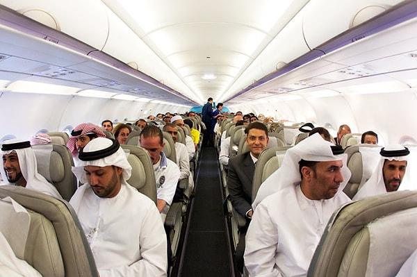 Yolculuk sırasında uçağın rotasının Mekke'nin görülebilir olduğu bir yerden geçeceğini öğrenir. Arap yolcular sevinirler  😊😊😊