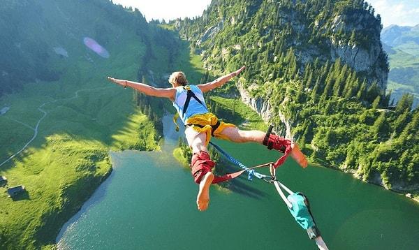 63. Yeni Zelanda'da bungee jumping yapın.