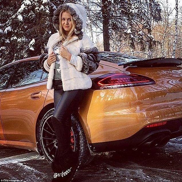 İsminin Arina olduğu düşünülen bu kadının, altın renkli Porsche ile verdiği poz, anonim hesabın paylaşımlarından yalnızca biri.