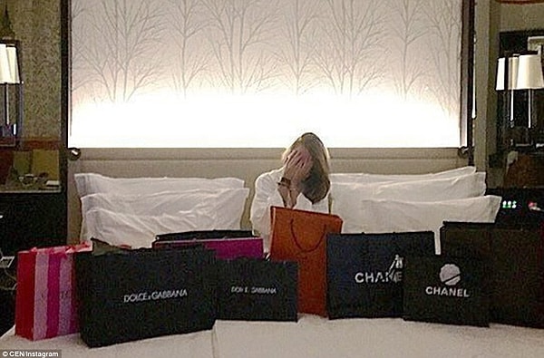 Bu genç kız ise Chanel ve Dolce&Gabbana marka alışveriş torbalarının arkasından gülerek poz veriyor.