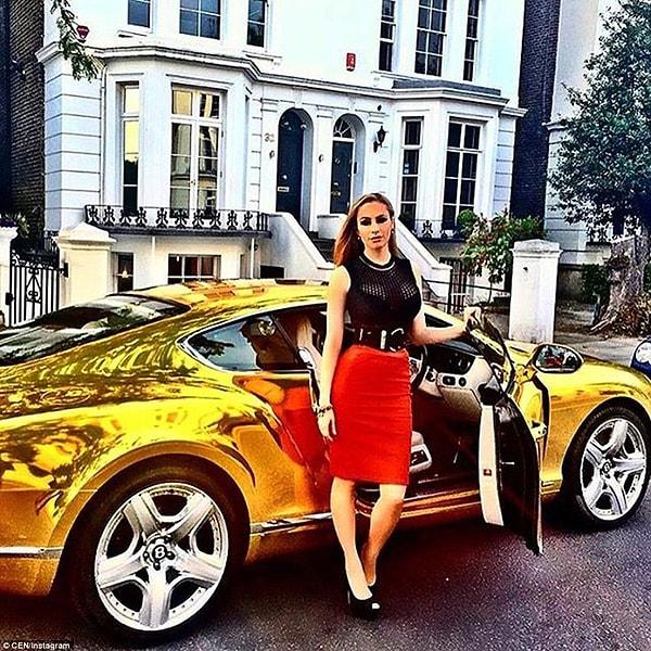 Altın kaplama spor otomobiliyle poz veren bir kadın
