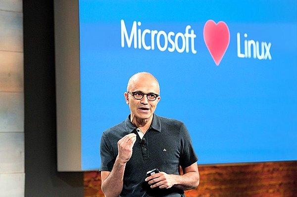 12. Satya Nadella CEO'luğa geldiğinden beridir Microsoft giderek daha fazla sayıda uygulamasını farklı platformlardan erişilebilir hale getirdi.