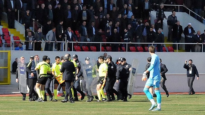 Taraftar Sahaya Girip Hakemi Kovaladı, Maç Yarıda Kaldı