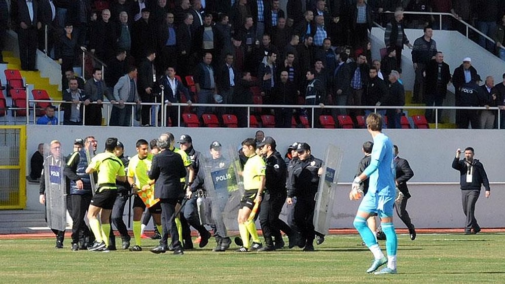 Taraftar Sahaya Girip Hakemi Kovaladı, Maç Yarıda Kaldı