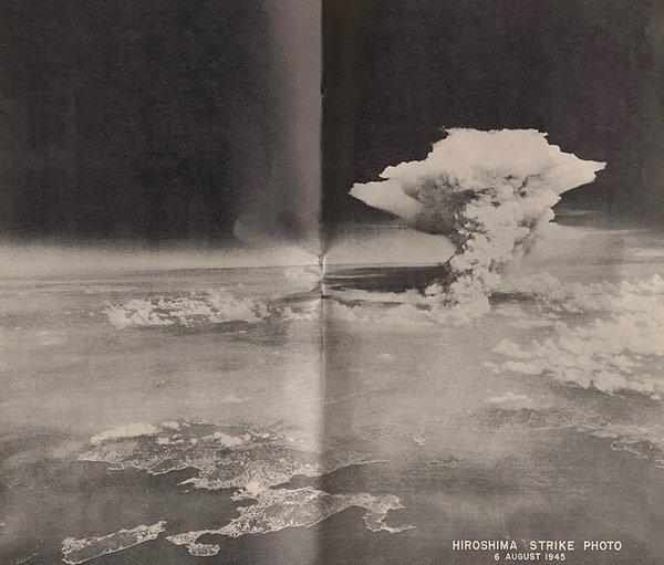 14. Hiroşima'da atom bombası patlaması sonucu ortaya çıkan mantar bulutunun pek bilinmeyen farklı bir açıdan görünümü, 6 Ağustos 1945