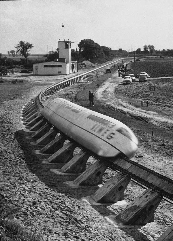 17. Bir monoray şirketi özel olarak inşa ettiği bir alanda trenlerini test ederken, Almanya 1952