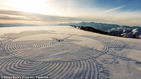 Karlı Dağların Üzerine Ayaklarıyla Enfes Şekiller Çizen Sanatçı: Simon Beck