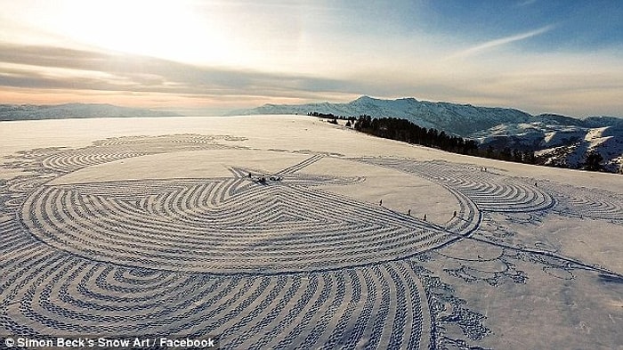 Karlı Dağların Üzerine Ayaklarıyla Enfes Şekiller Çizen Sanatçı: Simon Beck