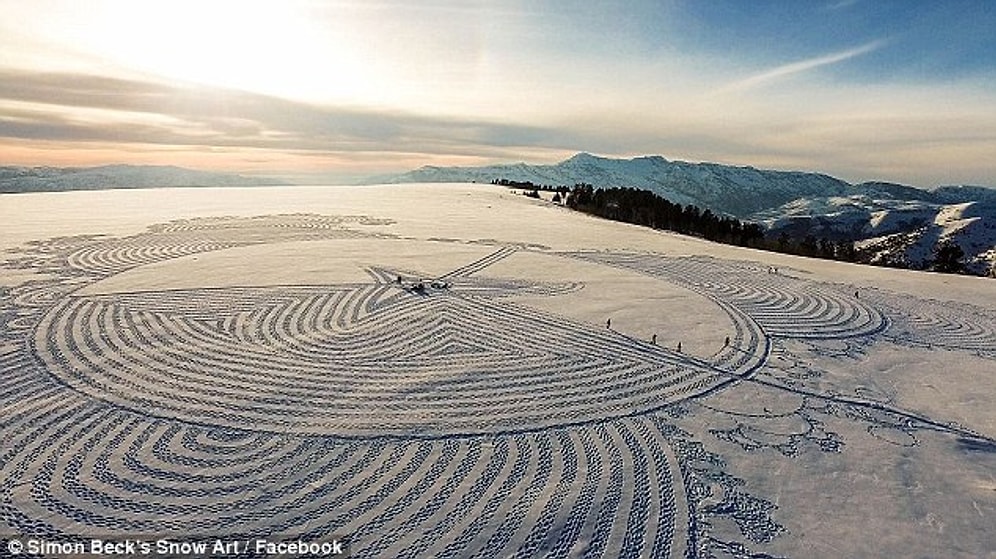 Karlı Dağların Üzerine Ayaklarıyla Enfes Şekiller Çizen Sanatçı: Simon Beck