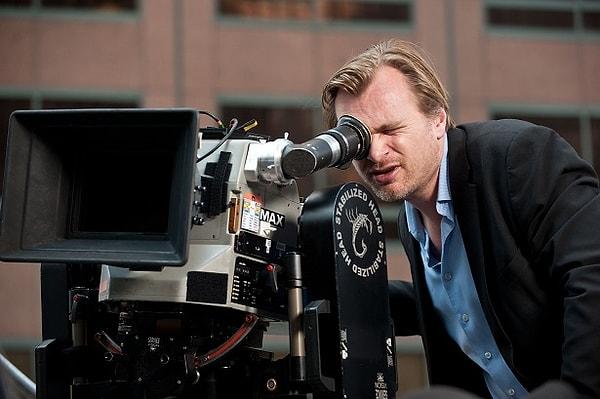 10. Ünlü Yönetmen Christopher Nolan şeref konuğu olarak geceye katılır ve Türk magazincilerinden kaçarken merdivenden düşüp boynunu kırardı. Elveda sinema hayatı.