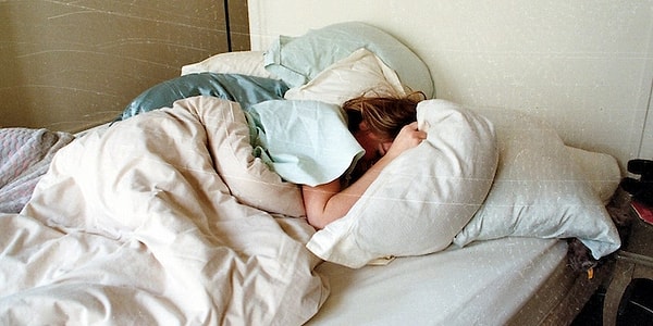 9. Daha büyük bir yatak ve daha çok yastık satın alıyorsanız, bunu kendiniz için yapıyorsunuzdur.