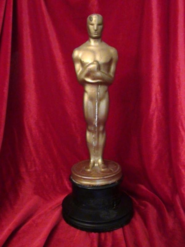 9. Oscar 2. Dünya Savaşı'na kadar bronzdan yapılmıştır.