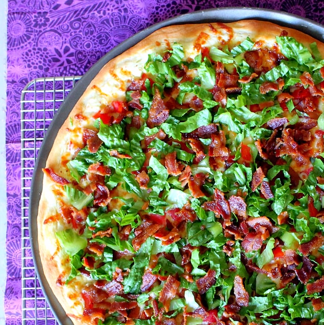 8. Bol bol yeşillik içinde bol bol şarküteri ürünü! Bir pizza ancak bu kadar güzel olabilir!